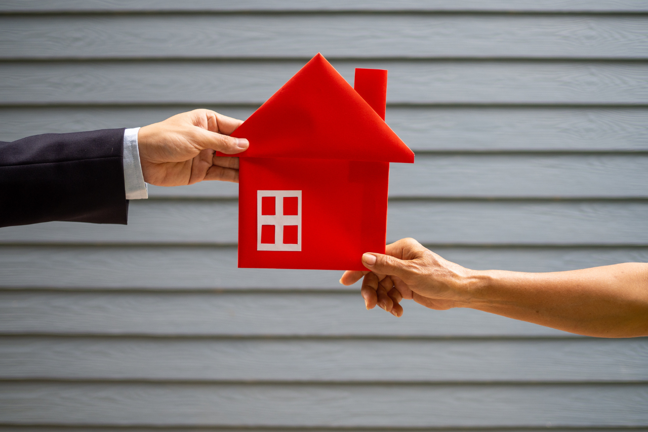 Why Some Maryland Houses Never Sell — and How Cash Buyers Fix That